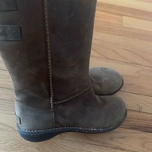 Ugg Women’s leather sheepskin boots size 11 brown